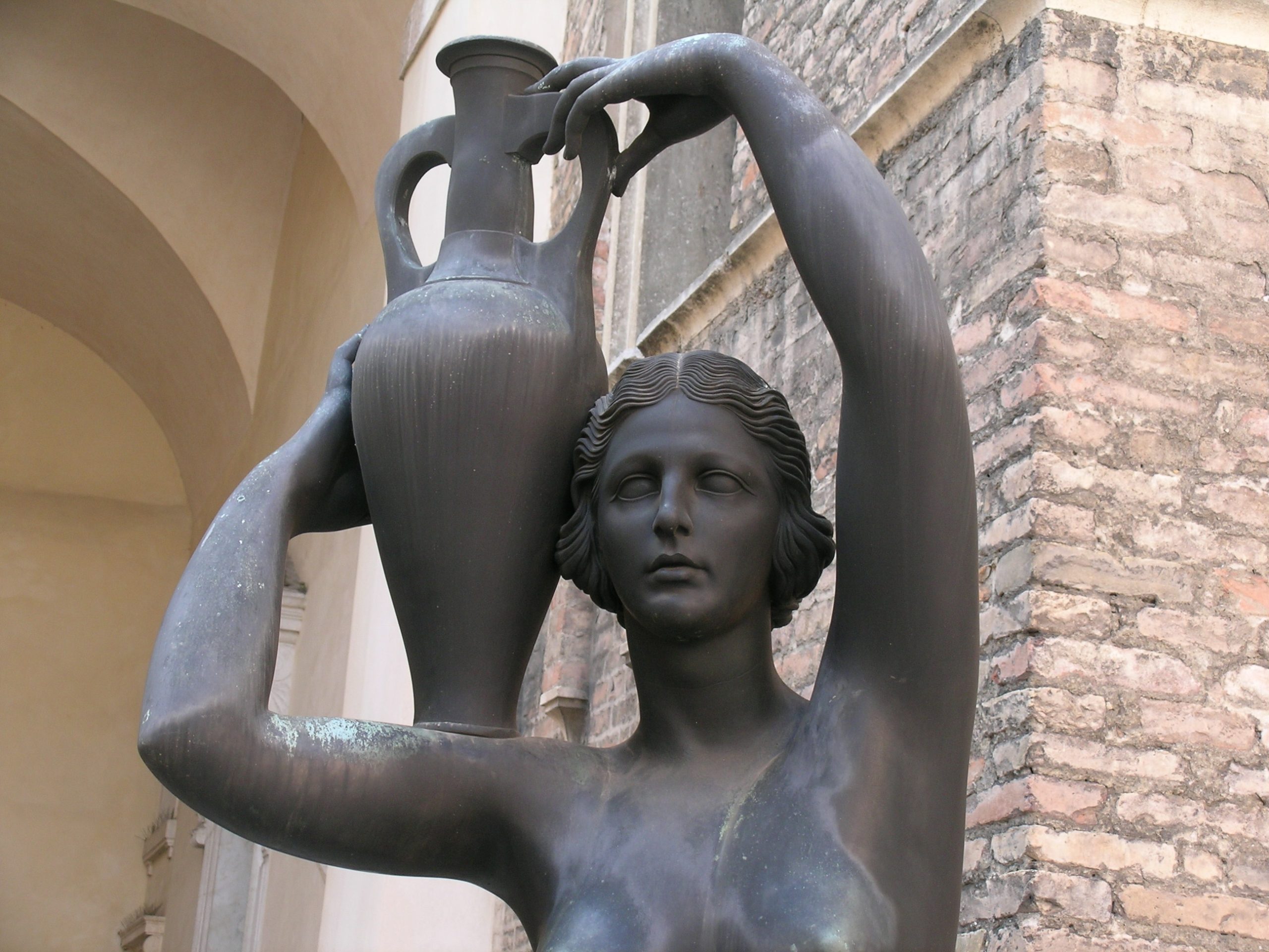 Statue de femme portant une amphore